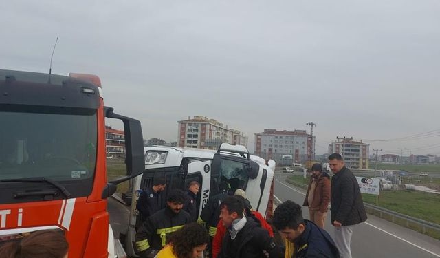 Tekirdağ'da virajı alamayan tır devrildi