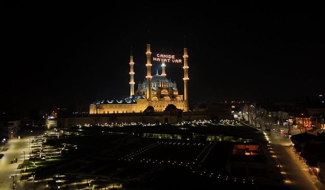 Selimiye Camii’nde mahya mesajı değişti: "Camide Hayat Var"