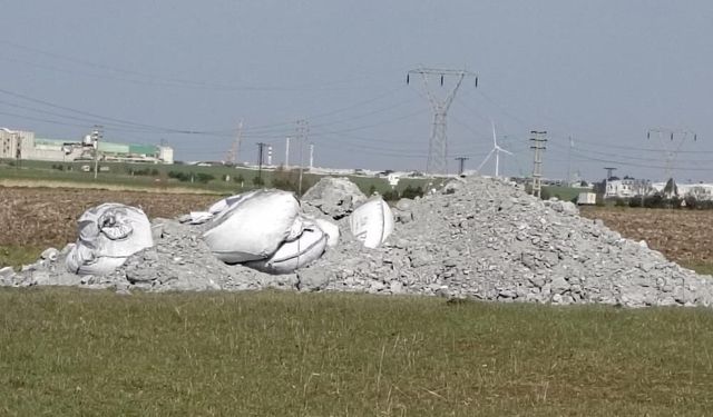 Muratlı'da mera alanına atık döküldü