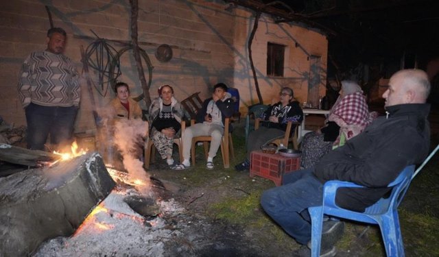 Buldan'da 5.1 büyüklüğündeki depremin ardından yaşanan artçılardan korkan vatandaşlar dışarda sabahladı