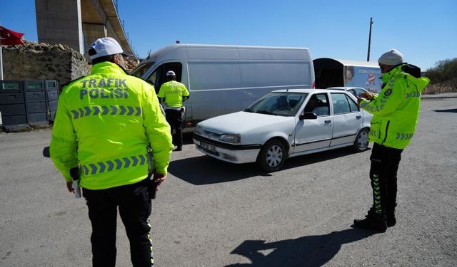 43 ilin geçiş güzergahında APP plakalı araçlar durduruldu: Sürücülere uyarı yapıldı