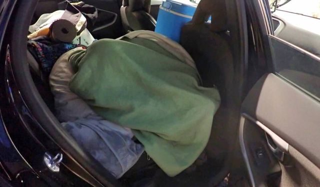 Türkiye’den çıkan araçlara gizlenen kaçaklar yakalandı