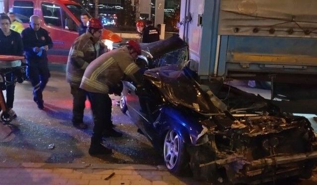 Otomobil tırın altına girdi: Sürücü ağır yaralandı