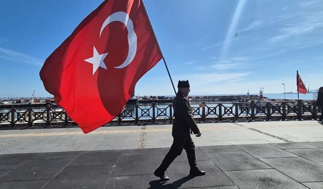 Askeri kıyafeti ve elinde Türk bayrağıyla İstanbul'dan Çanakkale'ye yürüyor