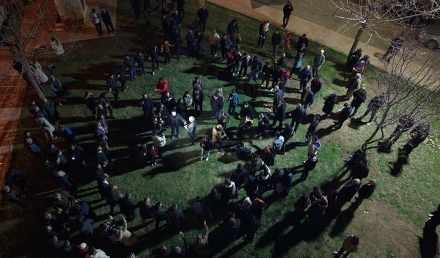 Davul ve klarnet eşliğinde geleneksel sahur halayı onlarca kişiyi buluşturdu