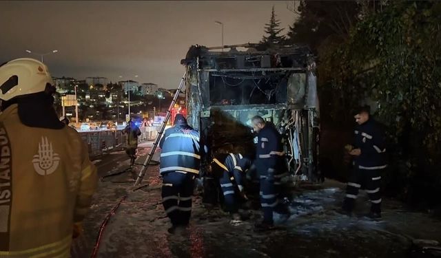 15 Temmuz Şehitler Köprüsü'nde metrobüs alev alev yandı: Yolcular tahliye edildi