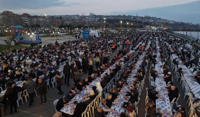 Tekirdağ'ın en büyük iftar sofrası: 8 bin kişi aynı anda orucunu açtı