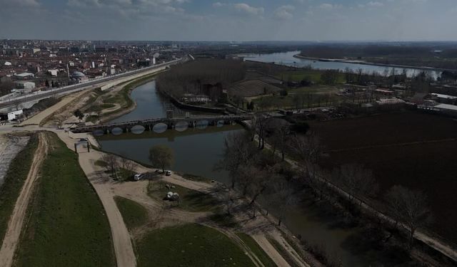 Tunca Nehri kıyısında toprak kayması: 50 metrelik alanda çatlaklar oluştu