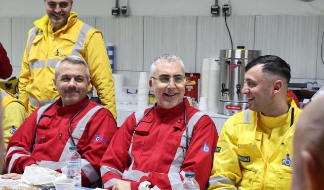 Bakan Işıkhan, yerin 320 metre altında maden işçileriyle sahur yaptı