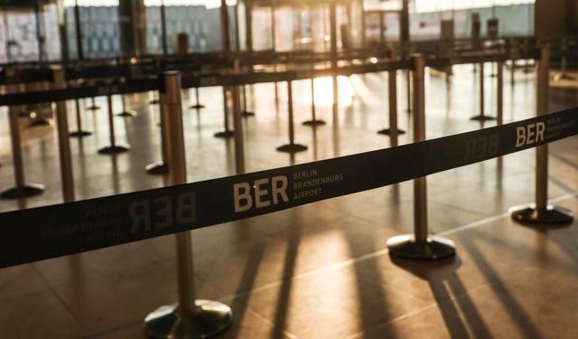 Berlin Brandenburg Havalimanı'nda grev nedeniyle 445 uçuş iptal oldu, 57 bin yolcu etkilendi
