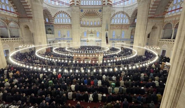 Selimiye Camii'nde restorasyon sonrası ilk bayram namazı kılındı