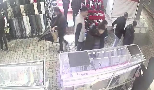 Fiyat sorma bahanesiyle girdi cep telefonu çaldı: "Hoşuma gitti" savunması yaptı