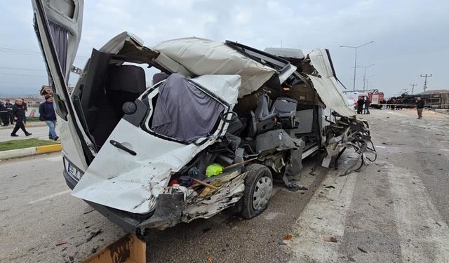 Freni patlayan tır dehşet saçtı: Öğrenci servisi dahil 7 araç birbirine girdi, 18 yaralı