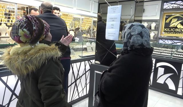 "Vallahi billahi yok" yazısı kuyumcuda izdihamı durduramadı