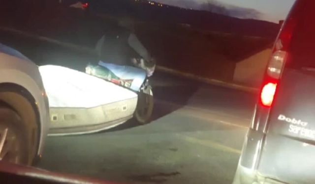 Motosikletle yatak taşıdı