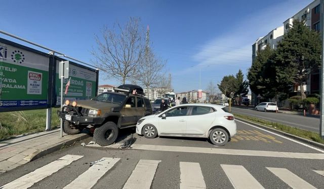 Tekirdağ'da otomobilin park halindeki cipe çarptığı kaza kamerada