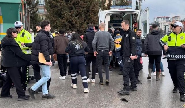 Kazada kamyonun altına sürüklenen motosikletteki 2 kişi yaralandı