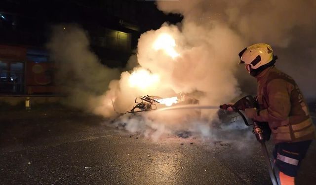 Kadıköy'de korkutan yangın: Motosiklette başladı, otomobile sıçradı