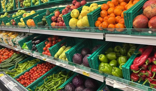 Taze Meyve ve Sebzeler Sıralanıyor