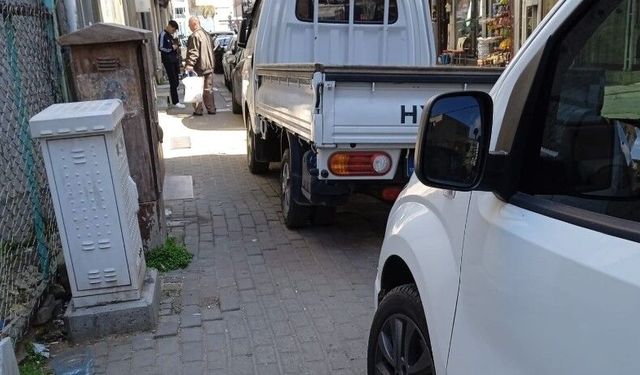 Kaldırıma Park Eden Araçlar Yaya Geçişini Zorlaştırıyor