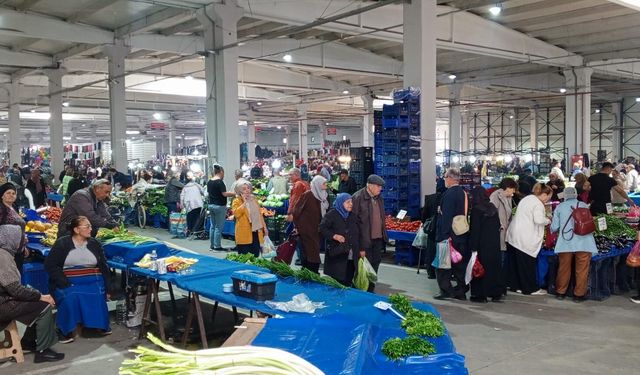 Çarşamba Pazarında Öğleden Sonra Hareketlilik