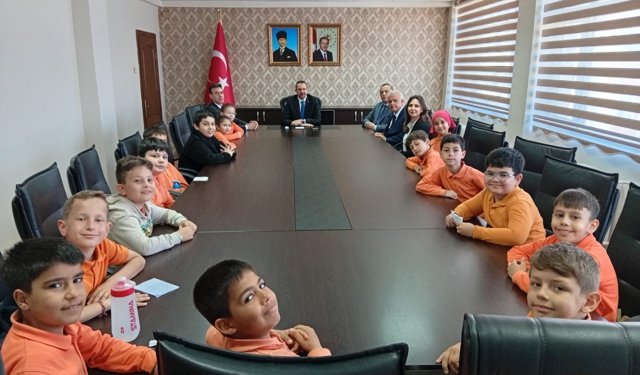 Minik Öğrencilerden Kaymakam Özderin’e Ziyaret