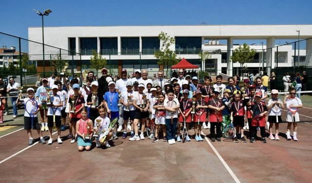 Kort Tenisi Turnuvası’nda Madalyalar Sahiplerini Buldu