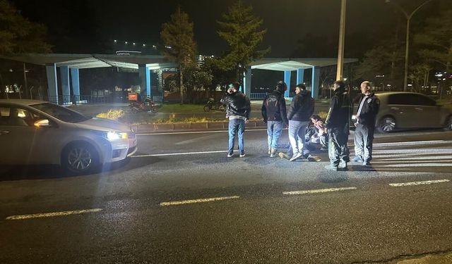 Otomobilin önüne atlayan genç yaralandı