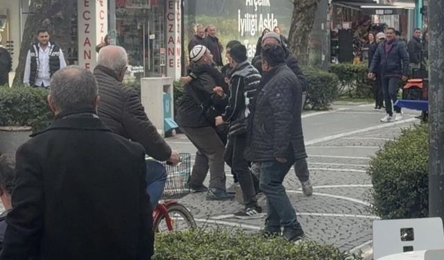 Lüleburgaz'da çocuklar kavga etti, vatandaş güçlükle ayırdı