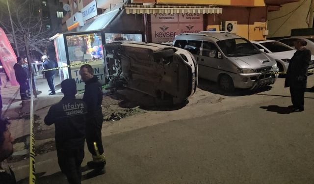 Kontrolden çıkan hafif ticari araç markete daldı: 2 yaralı