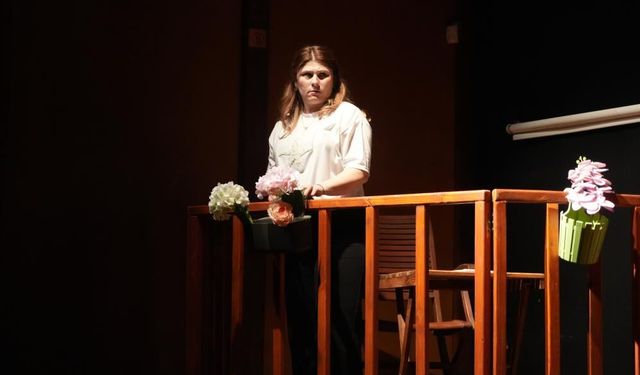 Kanseri yendi, kendi hayatını yazıp oynadı