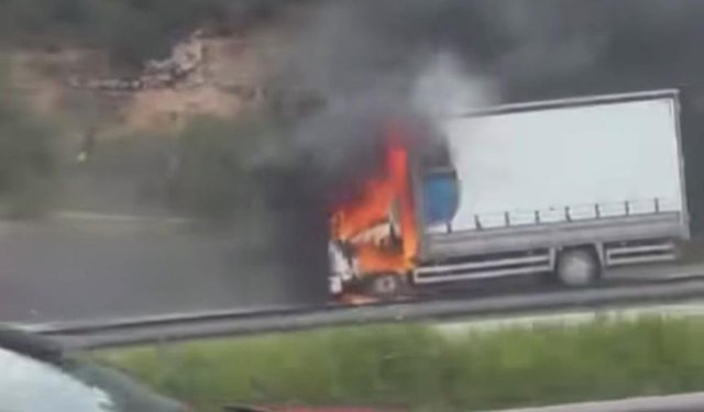 Seyir halindeki kamyon, alev alev yandı