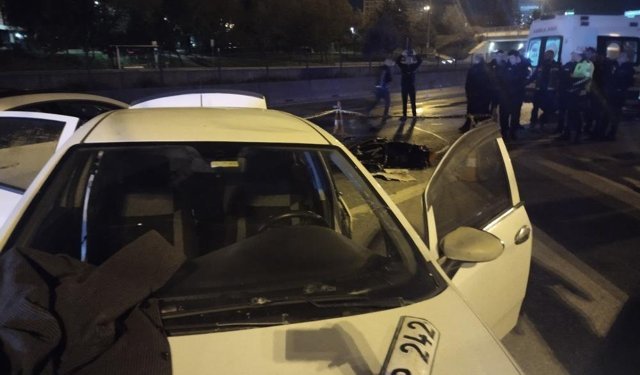 Kadıköy'de emniyet şeridindeki sürücüye otomobil çarptı: 1 ölü