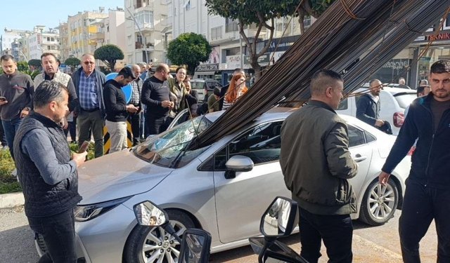 Kamyonun üzerindeki inşaat demirleri seyir halindeki otomobile 'ok' gibi saplandı