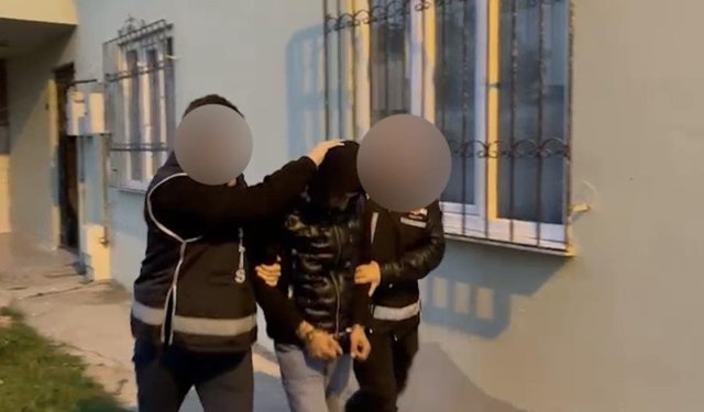 Kurye kılığıyla girdiler, silahla alıkoydular... Özel Harekat kapıları koçbaşıyla kırdı