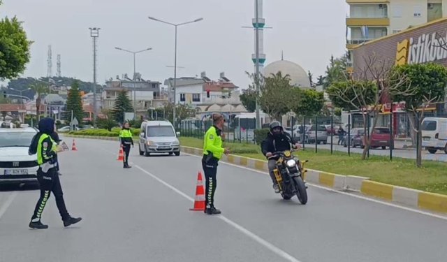 Motosikletini uygulama yapan polislerin üzerine sürüp kaçtı
