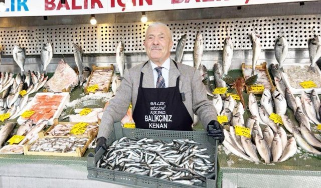 Balık sezonu sona erdi, Balıkçı Kenan hamsiye "madalya" taktı