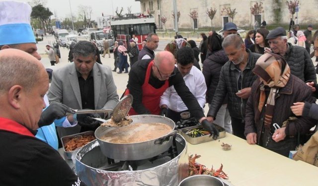 Edirne'de Selimiye'nin gölgesinde tava ciğer dağıtıldı