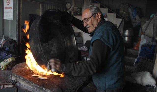 Yarım asırdan fazla süredir bakıra hayat veriyor: 73 yaşında mesleğini aşkla yapıyor