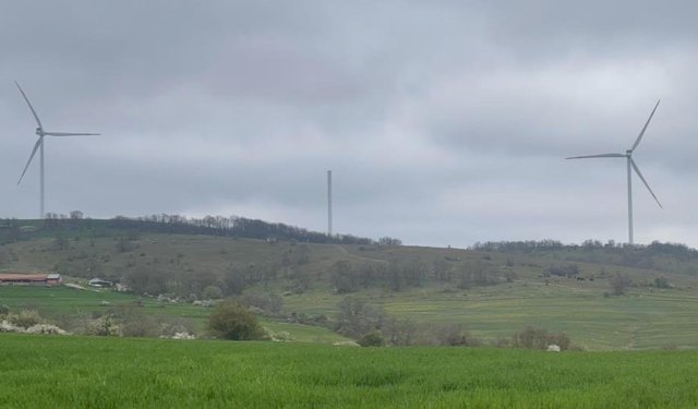 Sınır hattında rüzgar türbini parçalandı: Şiddetli rüzgar köyde paniğe yol açtı