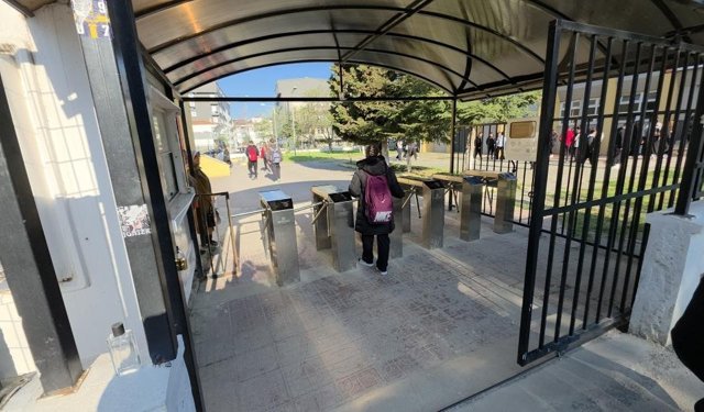 Edirne'de lisede turnikeli güvenlik sistemi