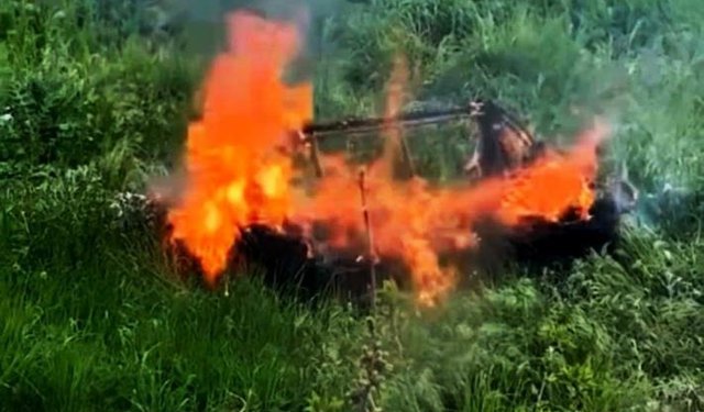 Boş arsada yakılan koltuklar paniğe yol açtı