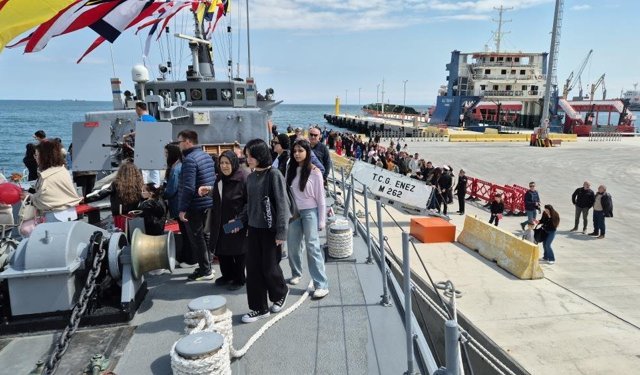 Tekirdağ'da savaş gemisi ziyarete açıldı