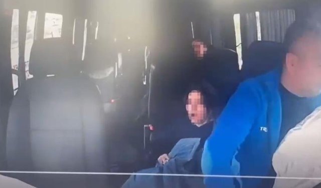 Okul servisi ile kamyonet kafa kafaya çarpıştı: Emniyet kemeri takılı olmayan öğrenci koridora uçtu