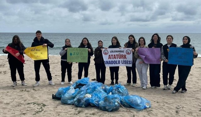 Kırklareli’nde çevreci öğrenciler sahilde temizlik yaptı