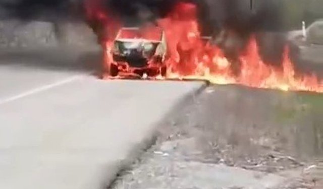 Kırklareli’nde seyir halindeyken yangın çıkan araç küle döndü