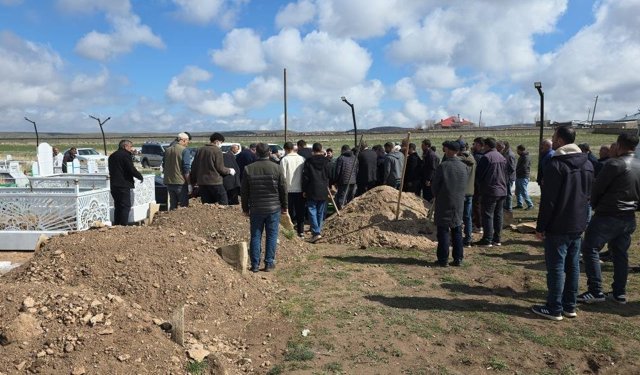 Köpeklerin saldırısında ölen çocuk toprağa verildi