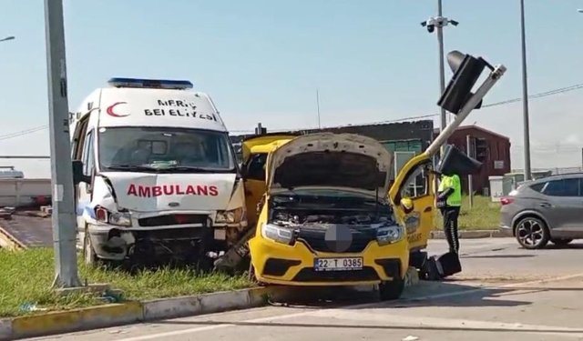 Edirne'de ambulans ile taksi çarpıştı: 5 yaralı