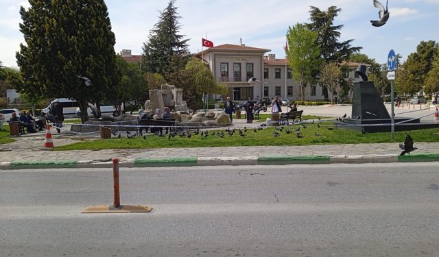 Özgürlük ve Demokrasi Meydanı’nda Güvercinler İlgi Odağı