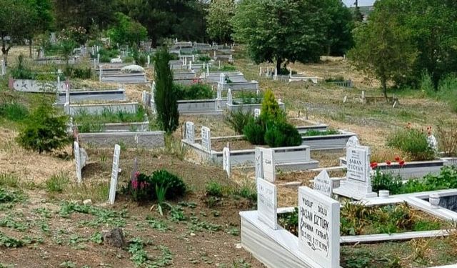 Kaynarca Mezarlığı Bayrama Hazırlandı